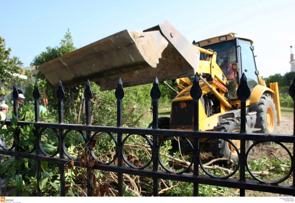 Πήραν μπροστά οι μπουλντόζες των ΣΥΡΙΖΑΝΕΛ: Αυτή είναι η πρώτη κατεδάφιση αυθαιρέτου – Eικόνες